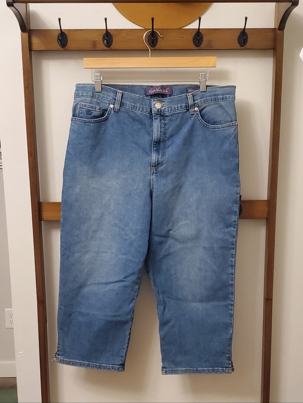 Gloria Vanderbilt Women's Amanda Relaxed Cropped Jeans in Faded Blue Denim Size